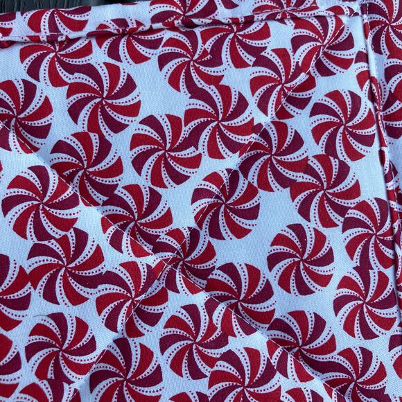 Peppermint candy print set of 2 potholders, Christmas holiday winter theme - Picture 4 of 6